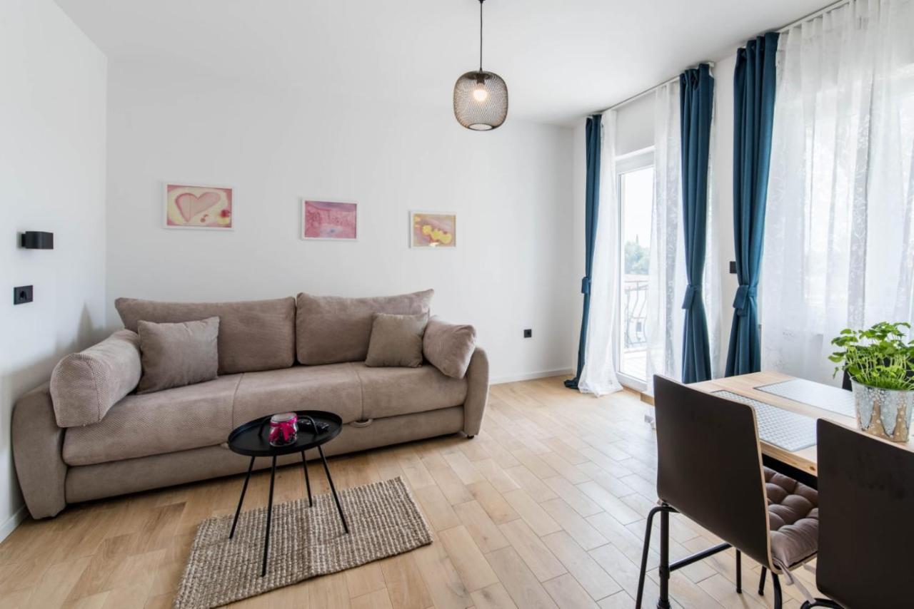 Marta Apartment Ровин Екстериор снимка