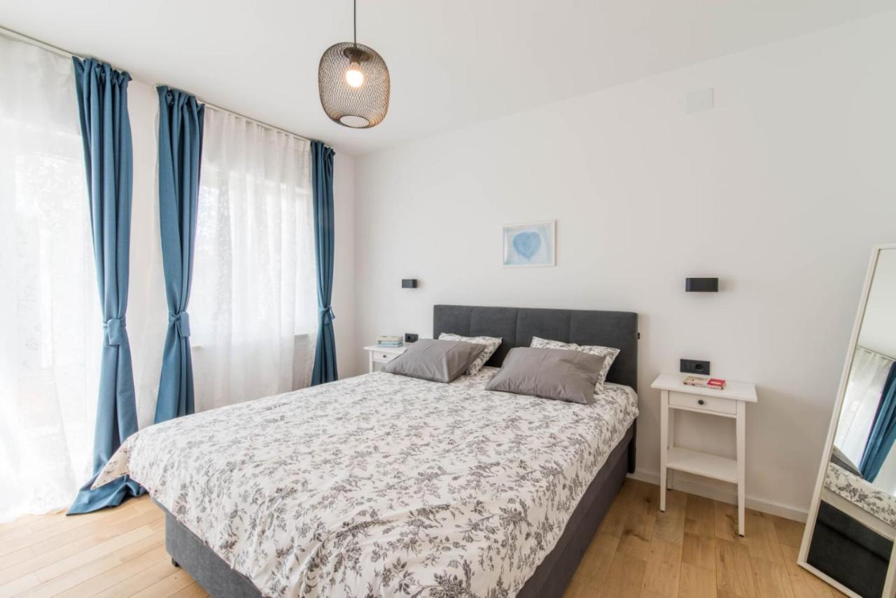 Marta Apartment Ровин Екстериор снимка
