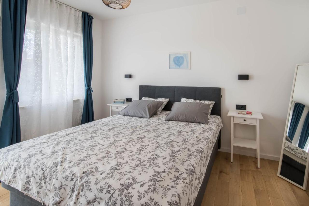 Marta Apartment Ровин Екстериор снимка