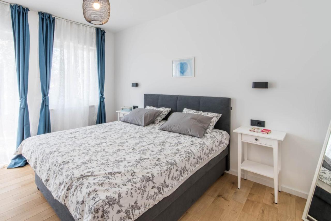 Marta Apartment Ровин Екстериор снимка